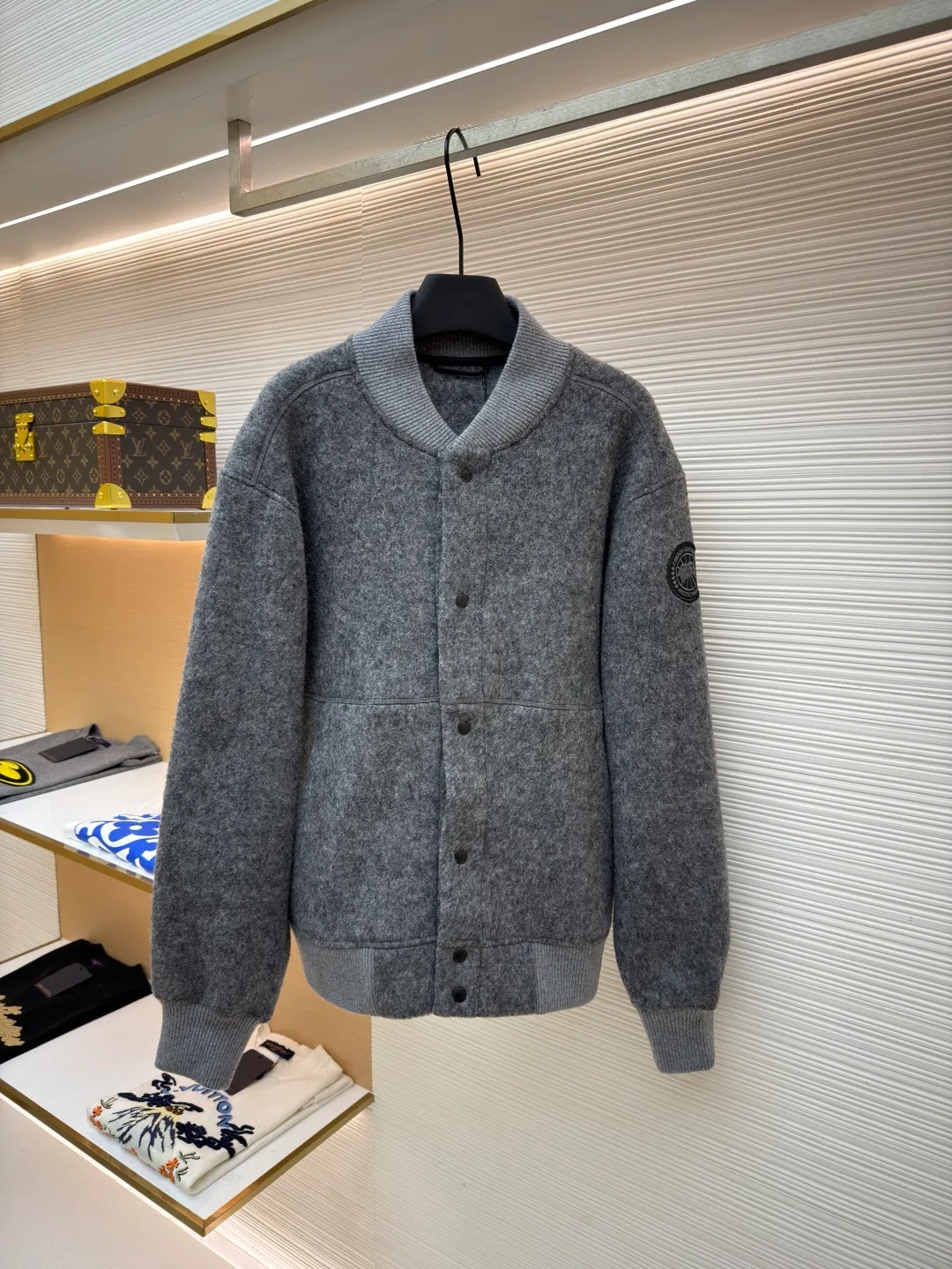 P770 Canada Goose Fleece Badge Button Jacket ●Original version: purchased and developed by 6199 ●Item number: 1682131-C55 ●Fabric: wool blended fabric ●Technology: rib knitting ●Color: dark gray ●Version: fitted version ●Weight: about 910 grams ●Size: S-M-L-XL ●Description: Wool blend fabric: The main fabric of this jacket is light gray wool blend fabric to improve the fabric's wear resistance, wrinkle resistance and warmth. Wool provides good warmth and a natural feel, while blended fibers enhance the fabric's practicality and durability. Rib knit at collar, cuffs and hem for added stretch and fit. The cutting process needs to ensure that the texture and color of the fabric are evenly distributed, especially with this light gray tone, to avoid chromatic aberrations. The stretchability of wool-blend fabrics needs to be taken into consideration when cutting pieces to ensure dimensional stability of the finished garment. Use a sewing needle and thread suitable for wool-blend fabrics to avoid damage to the fabric during sewing. The sewing stitches are even and firm to prevent thread stripping. The temperature needs to be controlled during ironing to avoid high temperature damage to the fabric while keeping the fabric smooth and crisp. The overall wiring is straight and delicate, the fabric is comfortable and soft, and the color is consistent without color difference. It can be matched with the same style to create a fashionable look and control various occasions. Customized accessories, complete with three standards, same style for men and women!
